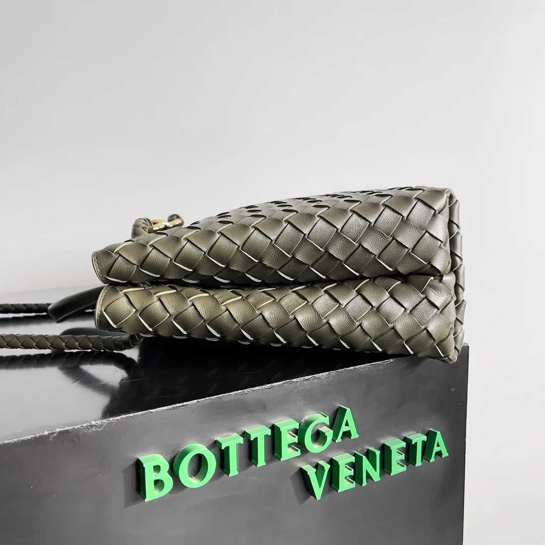 The 2023 new Andiamo batch of 2260 BV has been shipped‼ ️Really popular🔥The new Andiamo woven handbag launched by Bottega Veneta this season is really popular all over the world! ! Celebrities at home and abroad have worn it, and Oscar-winning actress Michelle Yeoh has taken it out on the street. Song Jia, Trai Yara, Yu Feihong, Sanji Ayaka, Rosie Hunting-Whiteley, Yoshioka Riho, etc. have all picked up this bag. It is classic and versatile, showing off its temperament, and the bag capacity is also large, which is very convenient for daily commuting! ! A variety of carrying methods, the shoulder straps can be adjusted by yourself, the original lambskin feels soft and delicate, and the unisex style breaks gender boundaries and brings a more practical and long-lasting use experience. Andiamo has both elegant and casual styles, which perfectly interprets "fashionable old money style". Style number: 743572 Size: 32*24*12